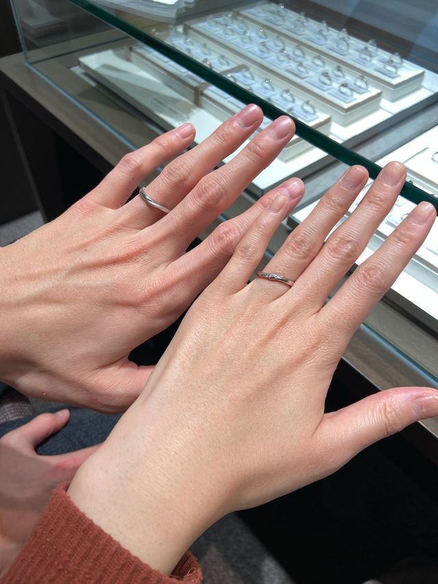 ペアで、ウェーブの着け心地がよい指輪です。