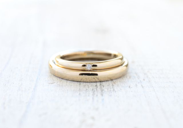 甲丸のシャンパンゴールド。
内側、外側に誕生石をつけました。