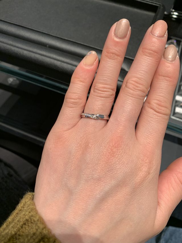 半分にダイヤモンドが並べられているデザインです