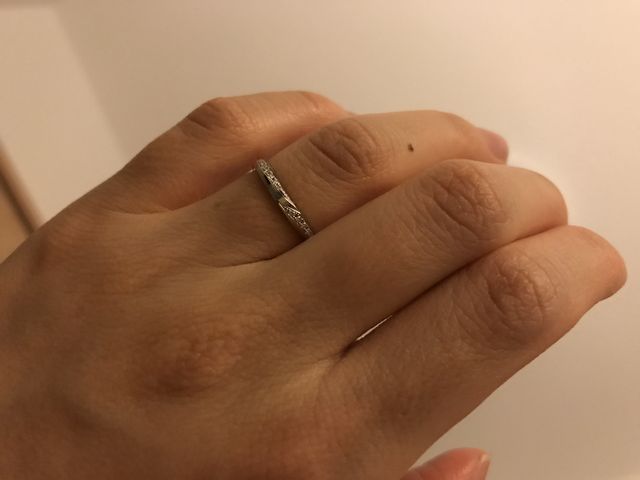 二重にダイヤが入っていて、上品な感じですが派手ではないです。