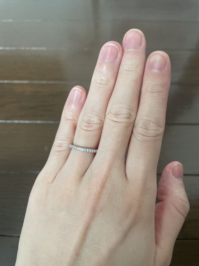 細めのハーフエタニティです。
