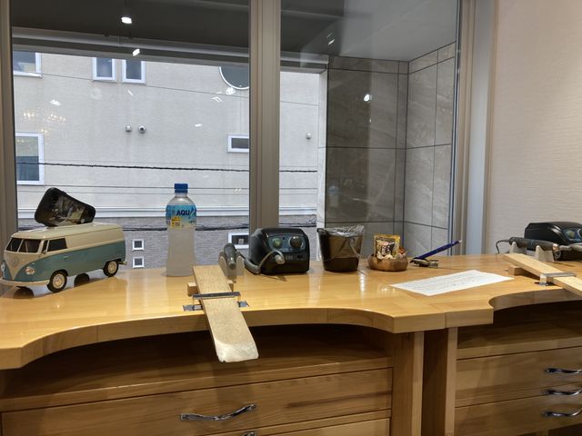 製作中の風景です。お菓子も飲み物も用意してくれます