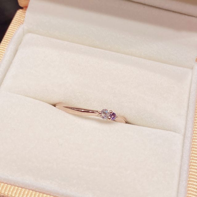 アレキサンドライトとダイヤモンドを入れたシンプルな婚約指輪