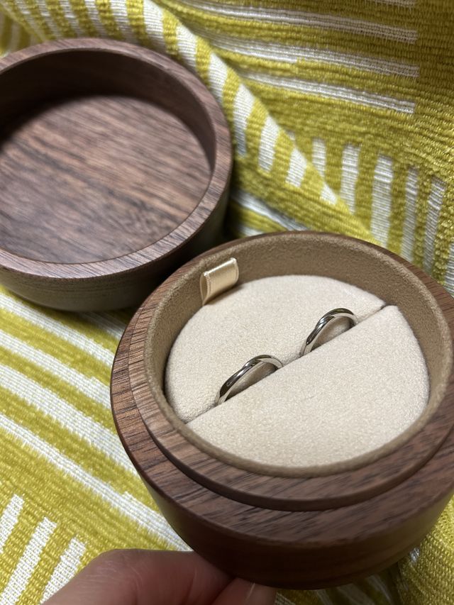 2人とも指が細かったので、同じリングのサイズ違いにしました。