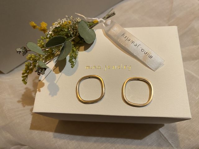 中に誕生石。すごくおしゃれで可愛くて、気に入ってます。