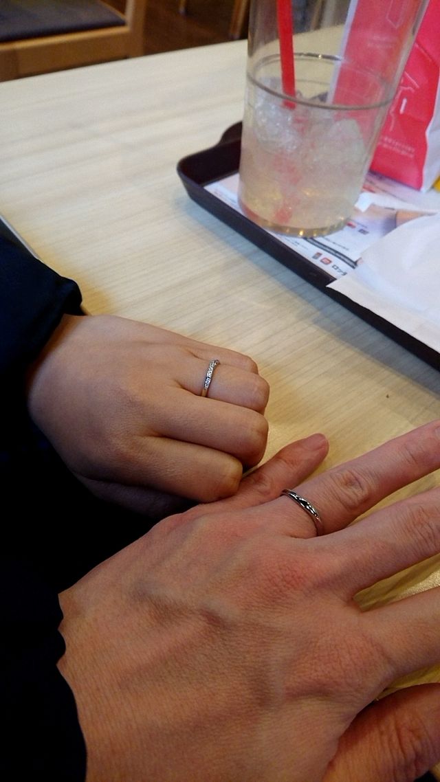 加工完了した指輪を、2人揃ってはめました。