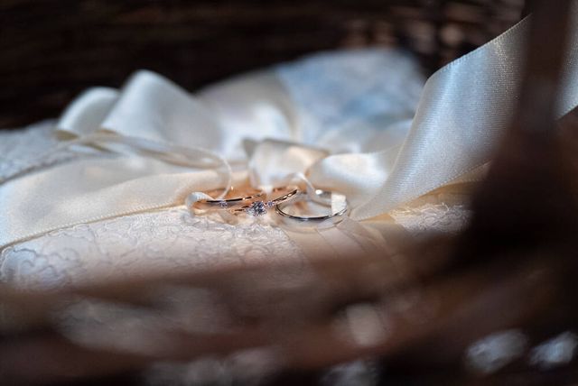 真ん中の指輪が婚約指輪です。とっても理想的な指輪です！