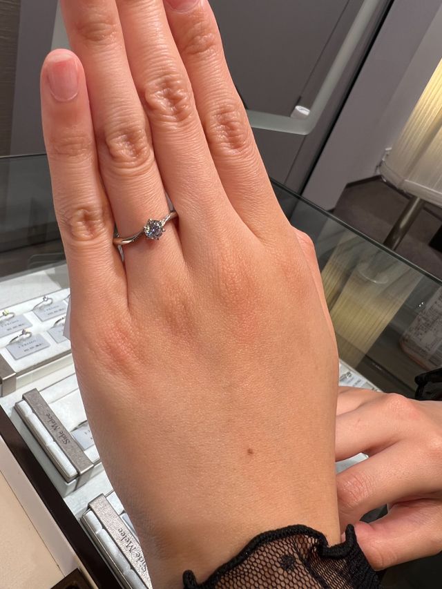 人気の婚約指輪だそうです。