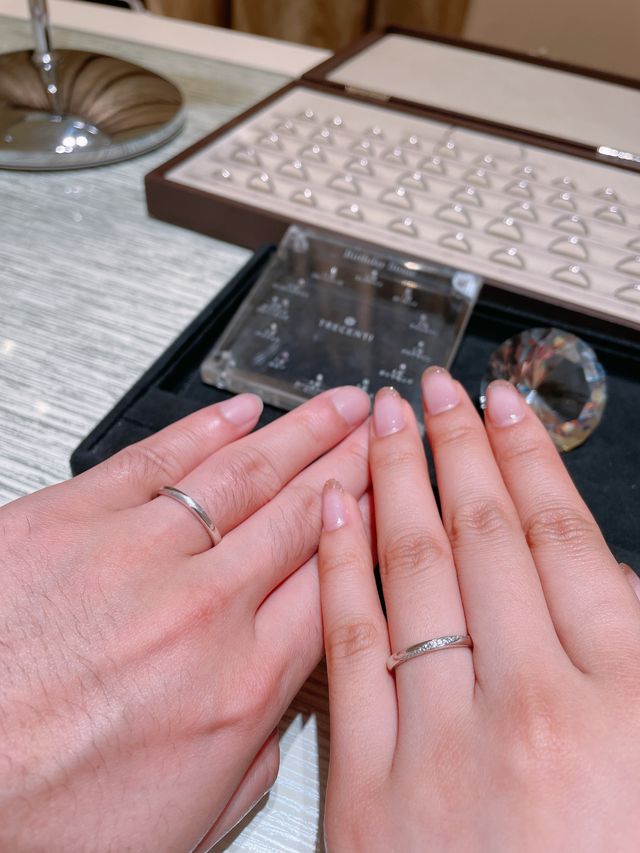 左:新郎 右:新婦 新郎の指は癒し系からカッコイイ系へと変貌