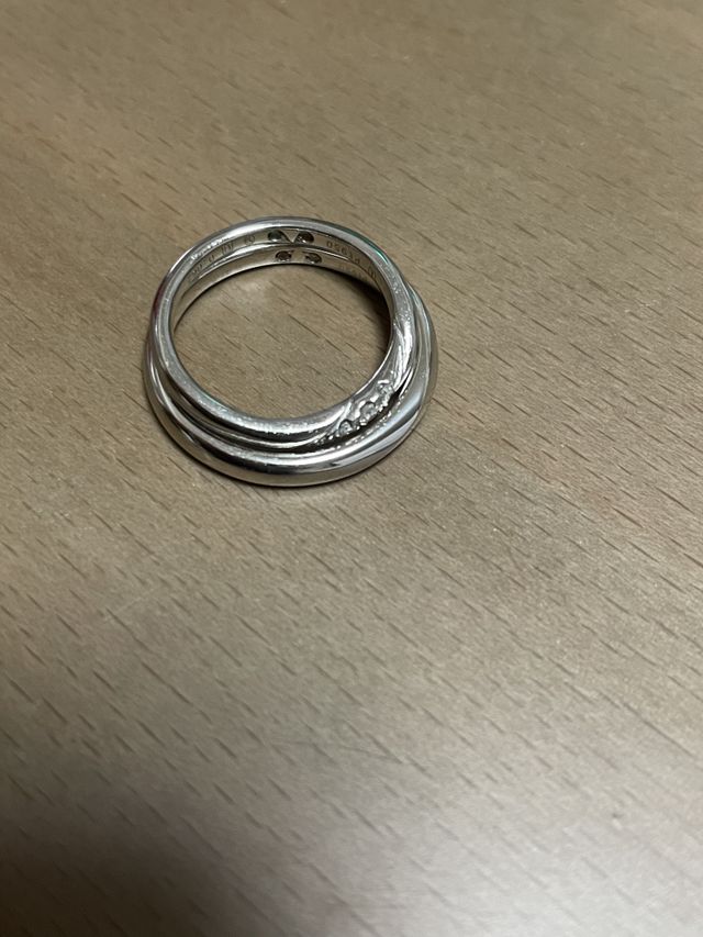 ねじれた部分にダイヤがおさまってます！