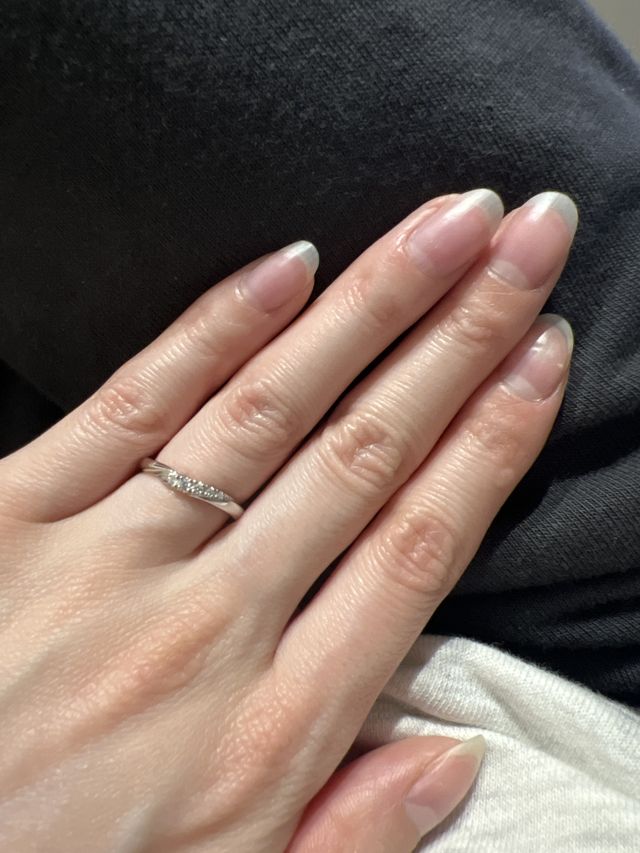 ダイヤが控えめにキラキラしててかわいいです。