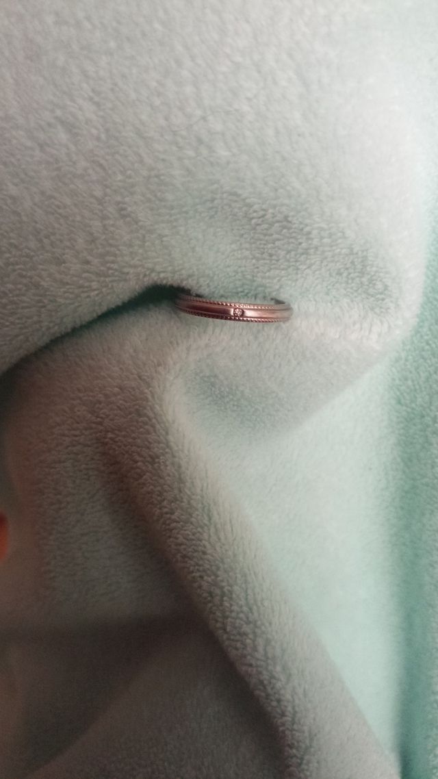 真ん中にダイヤが付いて、上下に小さなハートが並んでいます。