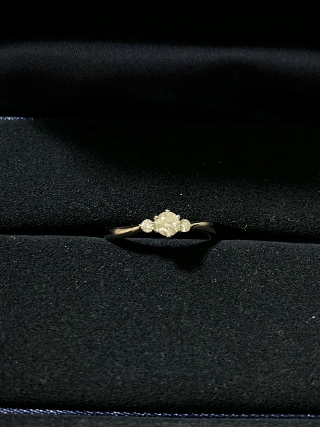 石が3つ付いているデザインがとても可愛くて気に入っています。