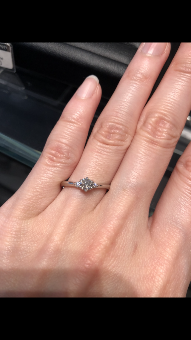 ややV字の両サイドに一石ずつ付いたデザイン