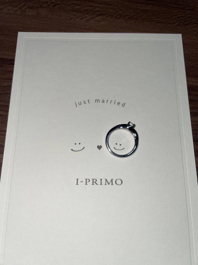 横から見てもシンプルめなので結婚指輪とも重ね付けしやすい！
