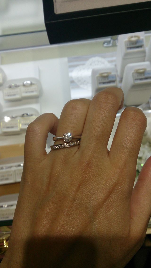 結婚指輪はプリンセスカットのハーフエタニティ