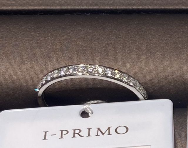 ハーフエタニティの指輪で、ダイヤモンドが17石入っています。