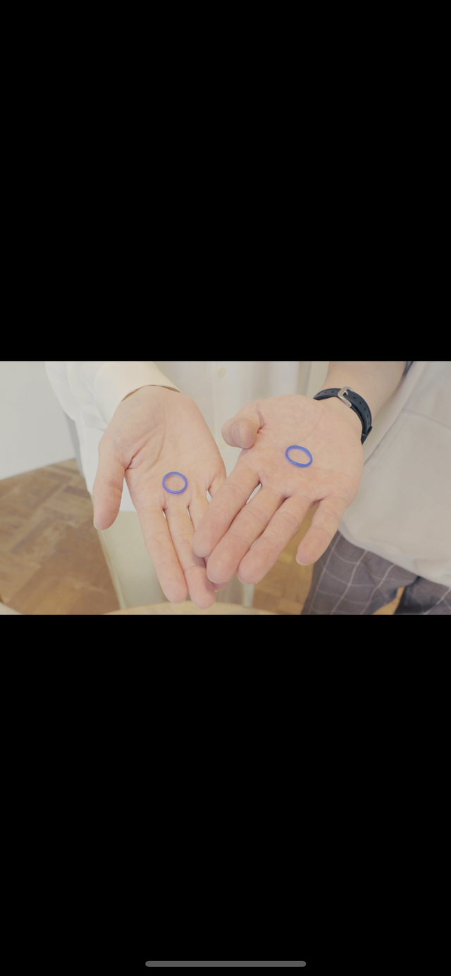 青いワックスを削って作りました。