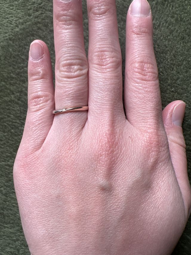 見えにくいですがゴールドが指輪の半分に入っていて可愛いです