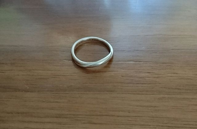 指輪単体の正面からの写真です。