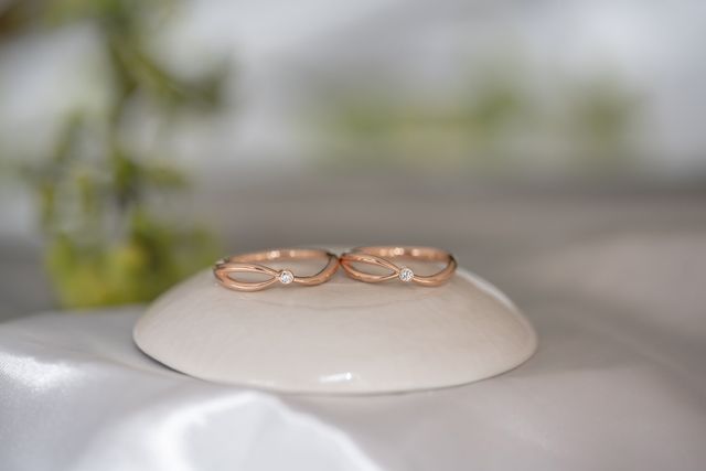 右女性、指輪の周りをミルグレインで囲んでいます。