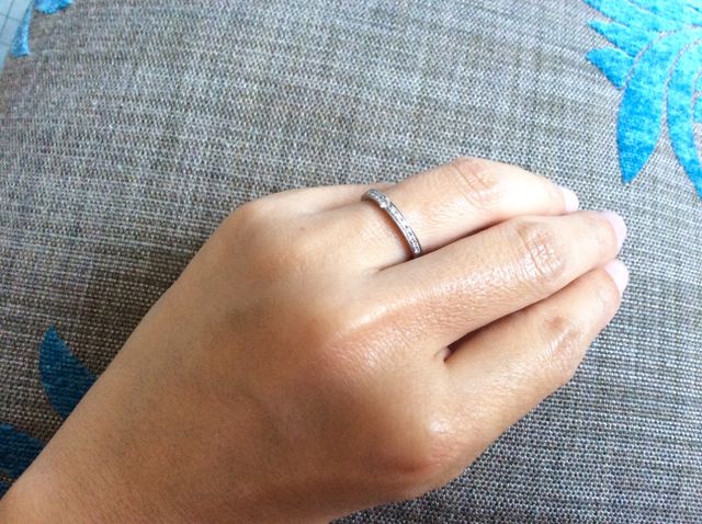 ダイヤが半周している結婚指輪です。