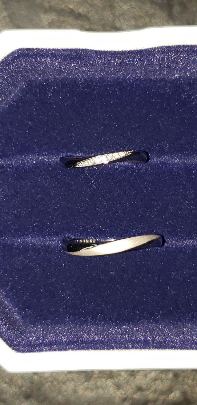 自分の指輪が上
彼の指輪が下
彼の指輪は艶消し加工が一部あり