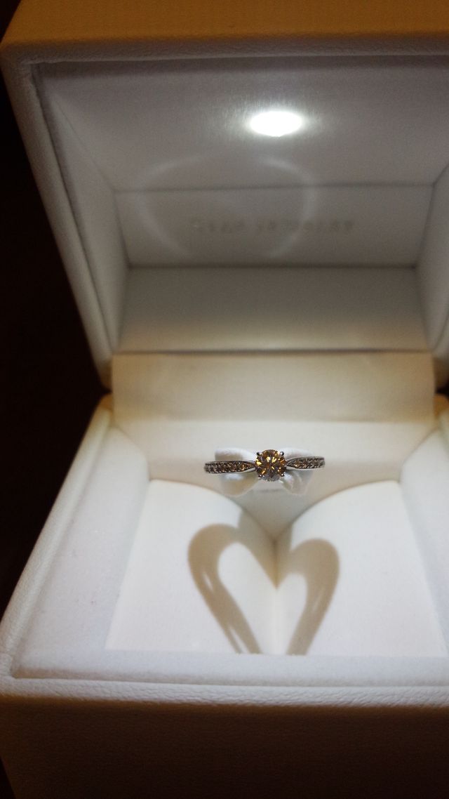 ケースの上のライトでハート型の影ができます。