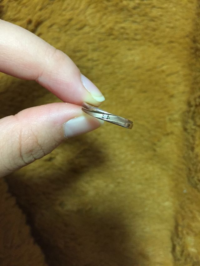 直線的でないデザインがお気に入りの女性らしいピンクゴールド