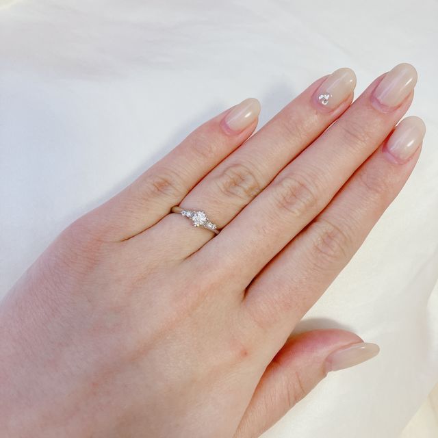 流れるデザインがとても可愛く、上品に見えます。