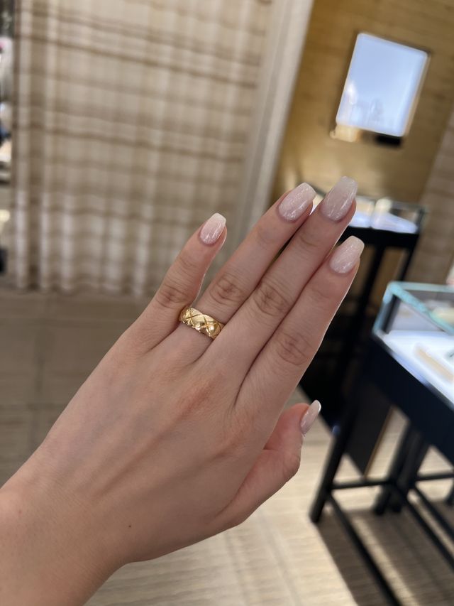 ココシャネルのミディアム
イエローゴールドです