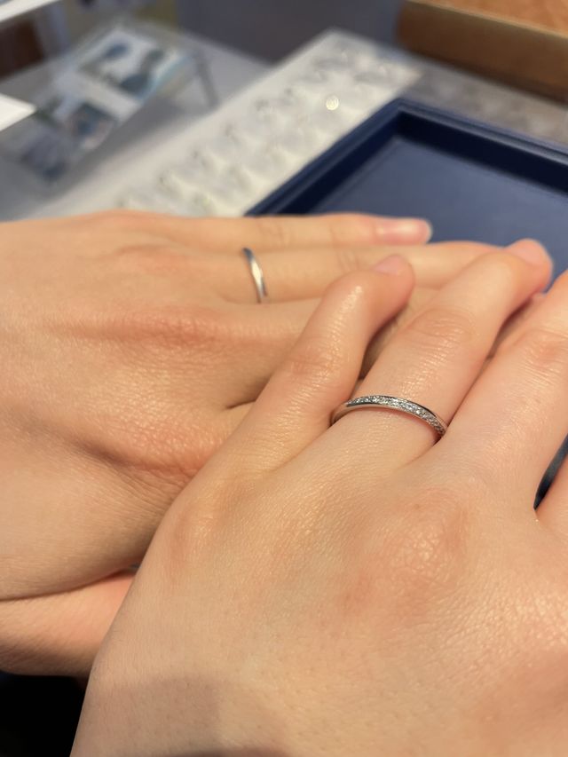 ぷっくりした指も豪華に見せてくれる指輪