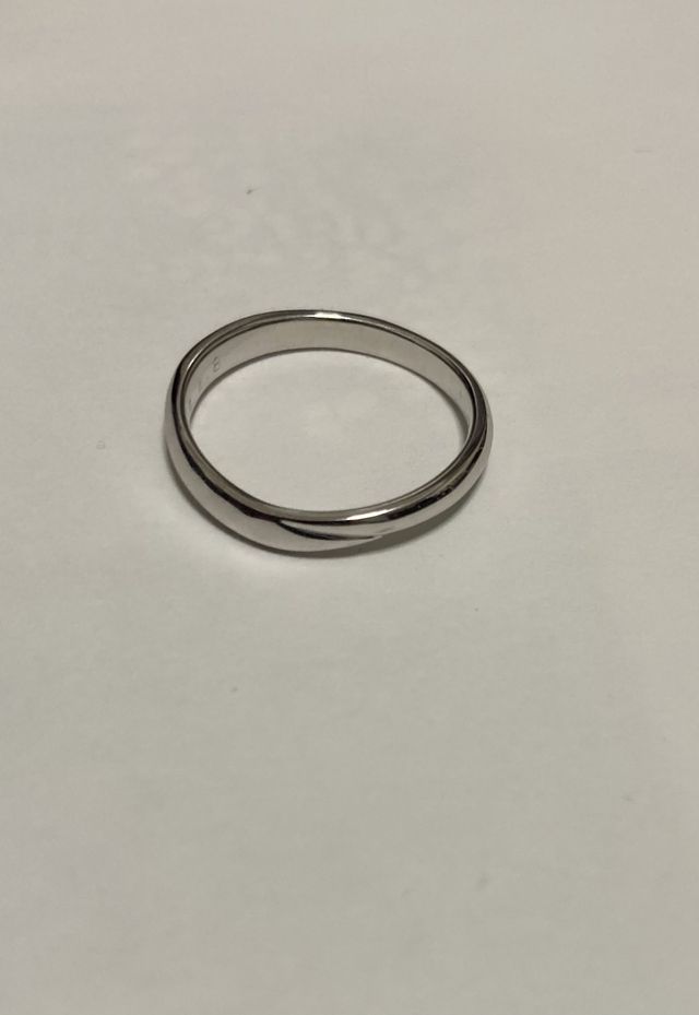 フラットなデザインにする予定でしたが着けてみてこちらを選択。