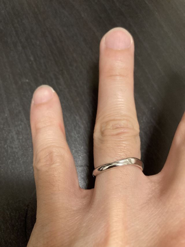 上下が交わるデザインです。