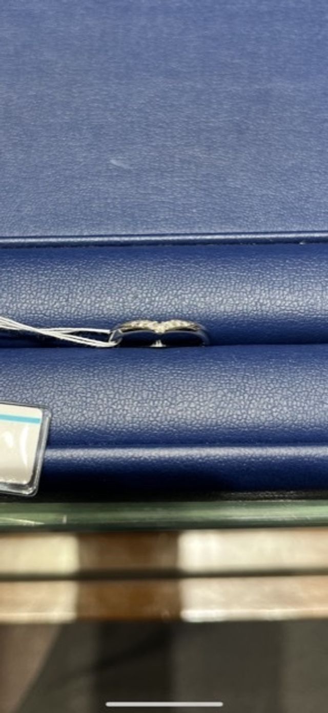 しっかりV字のダイヤモンドがキラキラのデザイン