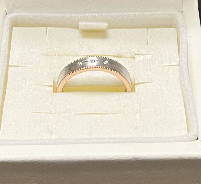 太めのリングですが縁の色を肌の色に近づけて細く見せています。