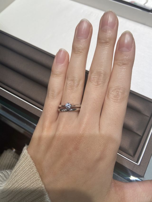 婚約指輪と重ね付けするとより一層キラキラして素敵です。