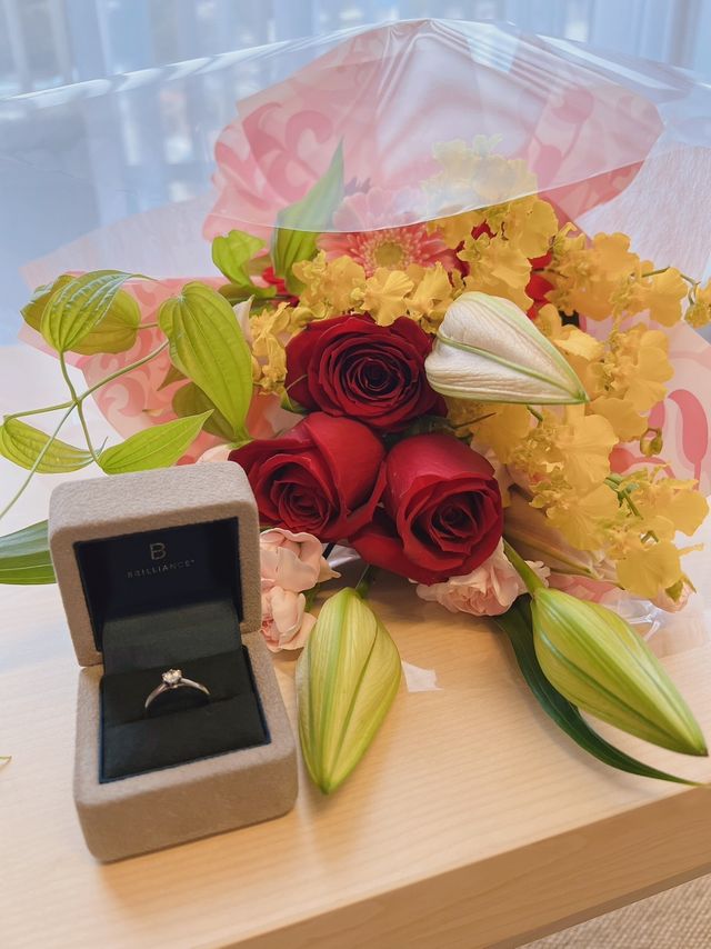 プロポーズをした直後にお祝いの花束と一緒に撮った写真。