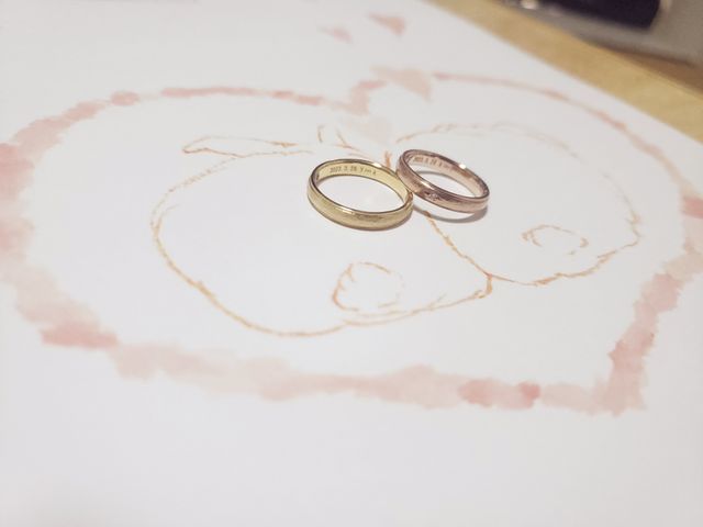 内側に日付とイニシャルの刻印をいれています。