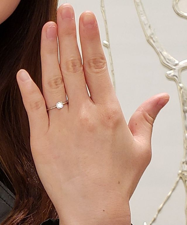 リングがとても細くて、ダイヤモンドは大きくカット。