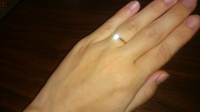 リングは細くシンプルなゴールド。