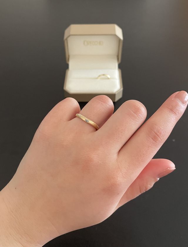 地金をゴールドに、表面をヘアライン加工に変更しました