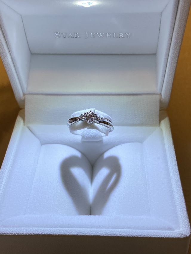 ボックスに指輪をはめると
影がハート型に写ってステキです