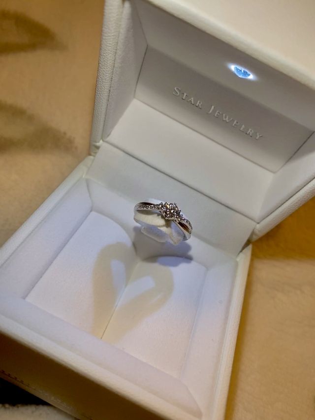 箱を開けると光が付いてハート型になります。