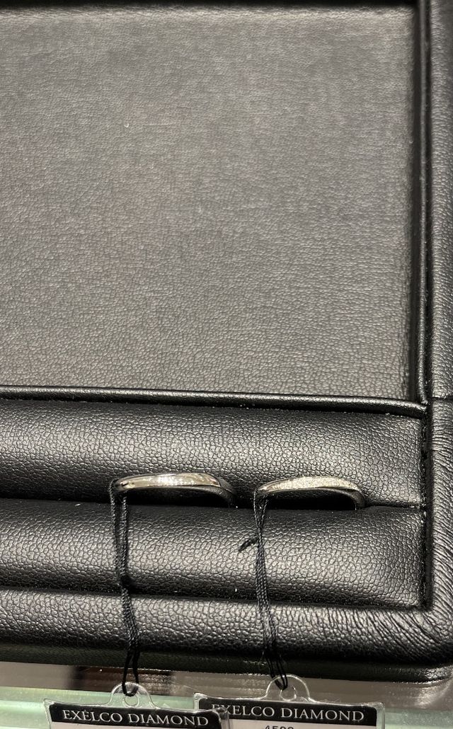 水かきに沿うウェーブデザインの指輪