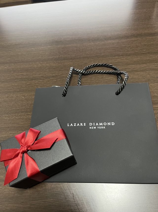 遠方のため宅配で届けてもらいましたショップ袋も付きでした