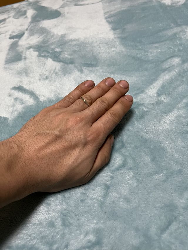 好きなデザインです
内側に名前と宝石 イルカをいれています