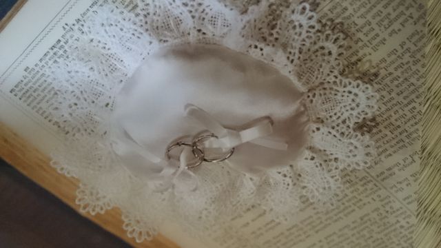 リングピローに載せた結婚指輪