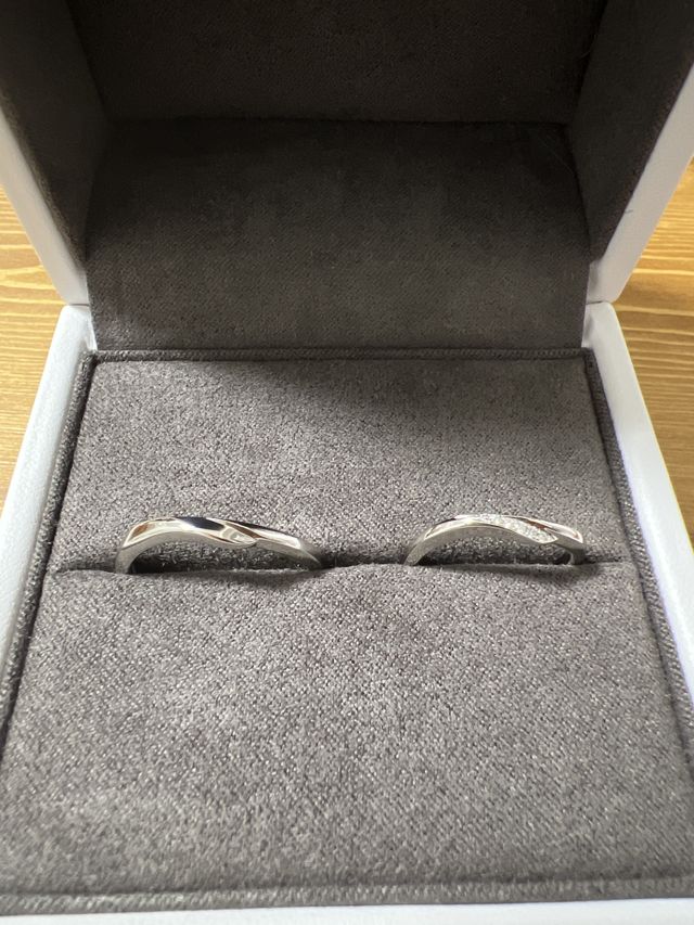結婚指輪です。女性の方にはダイヤモンドが埋め込まれています。