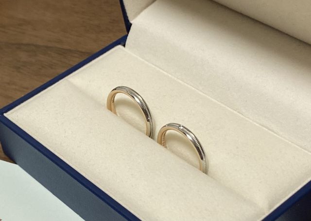 結婚指輪、石が付いているのが新婦用です。